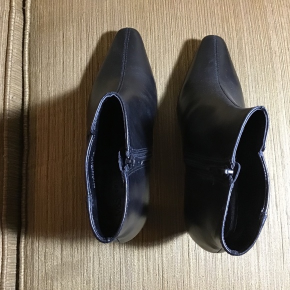 Black Leather heeled boots - Picture 3 of 5